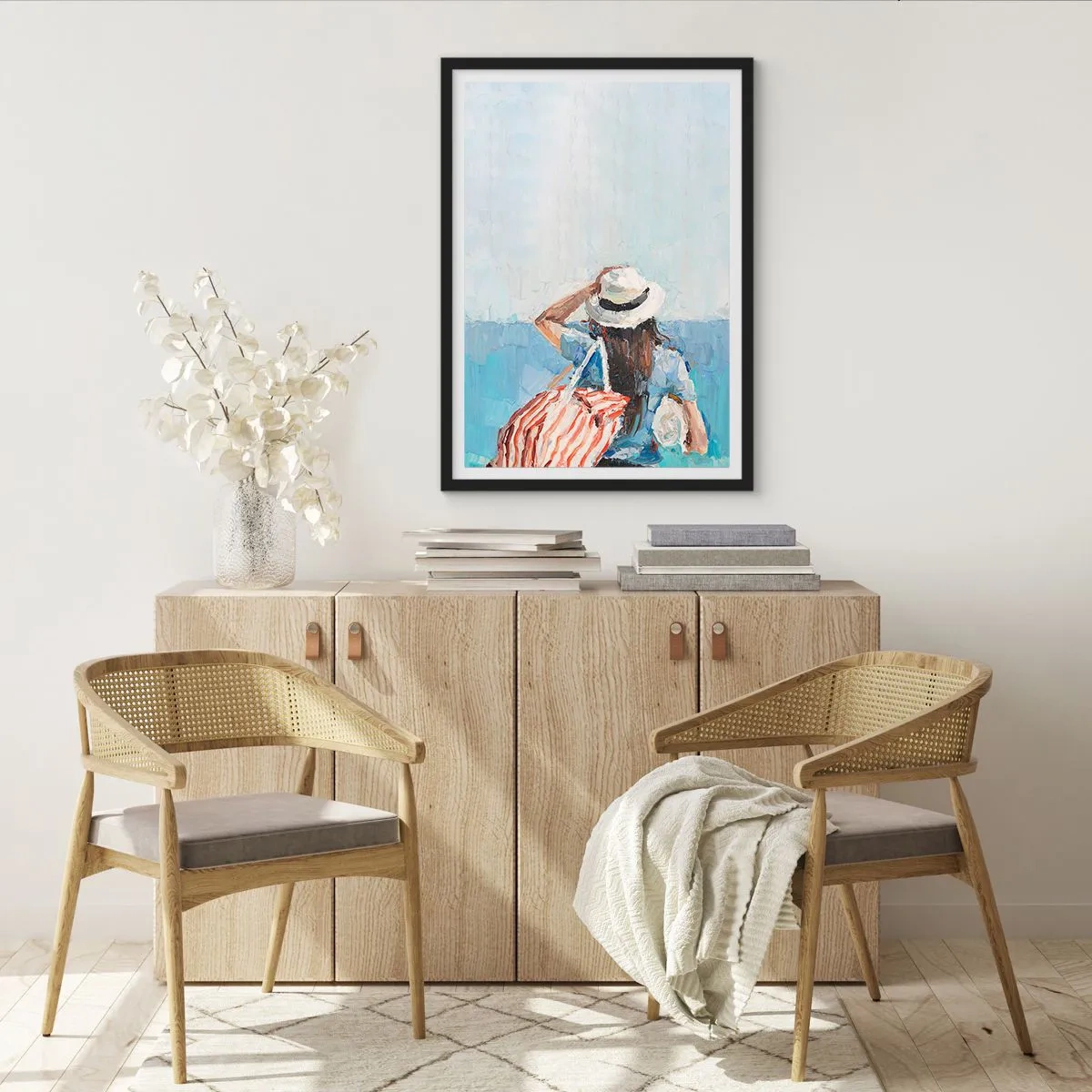 Poster in cornice nera - Una donna con un cappello che guarda il mare - 50x70cm - Benvenuti in vacanza - Decorazione murale moderna per soggiorno e camera da letto ARTTOR
