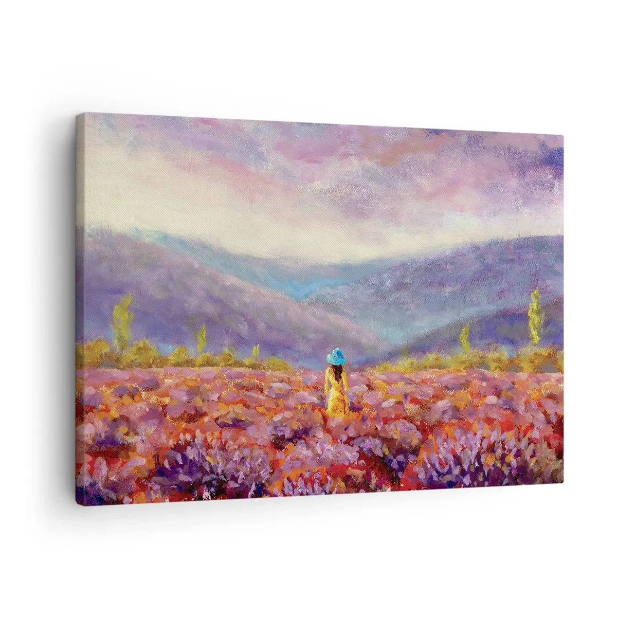 Quadro su tela - Stampe su Tela - Una donna con un cappello cammina in un campo di lavanda. - 70x50cm - Nel mondo di lavanda - Decorazione murale moderna per soggiorno e camera da letto ARTTOR