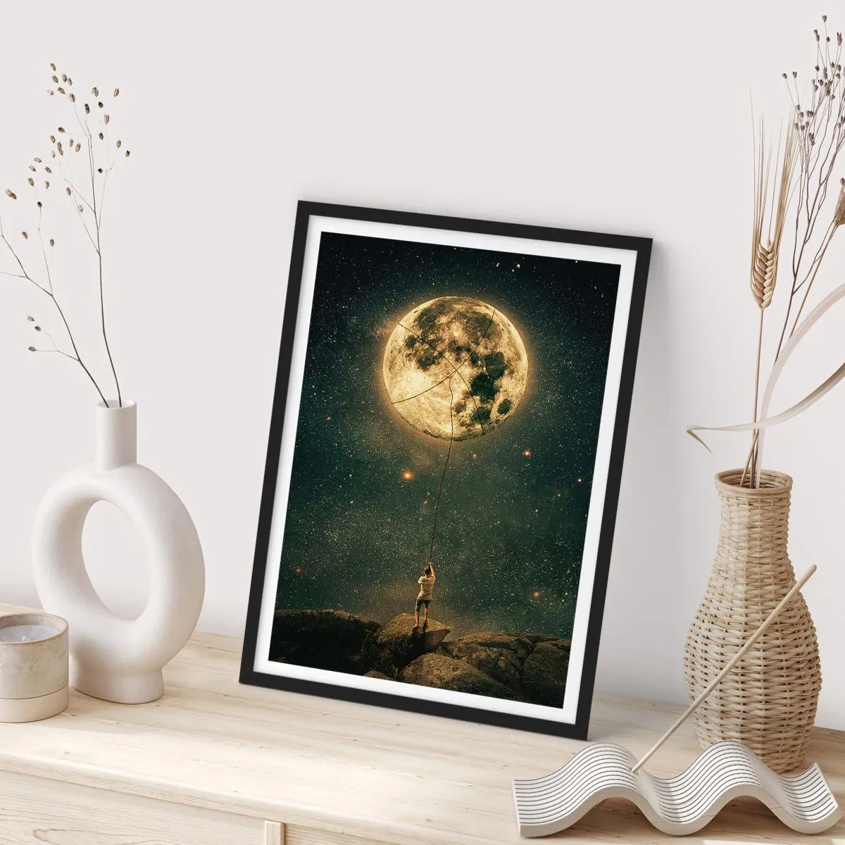 Poster in cornice nera - Una figura che tiene la luna con una corda in un paesaggio stellato. - 50x70cm - Chi ha rubato la luna - Decorazione murale moderna per soggiorno e camera da letto ARTTOR