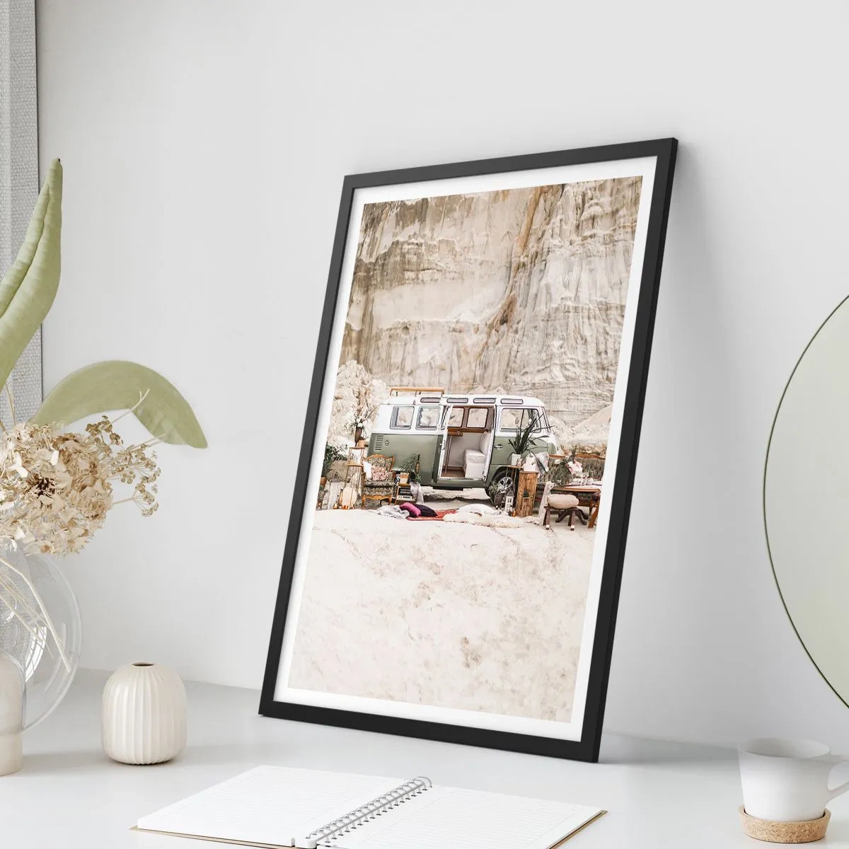 Poster in cornice nera - Campeggio retrò in un ambiente desertico con tocchi rustici - 50x70cm - è tempo di viaggiare - Decorazione murale moderna per soggiorno e camera da letto ARTTOR