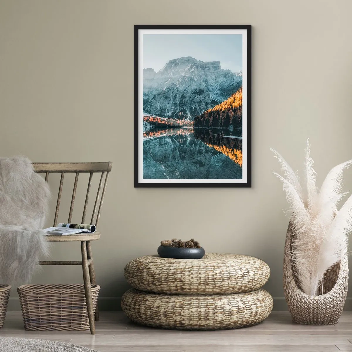 Poster in cornice nera - Paesaggio montano riflesso nel lago al tramonto - 50x70cm - Paesaggio allo specchio - Decorazione murale moderna per soggiorno e camera da letto ARTTOR