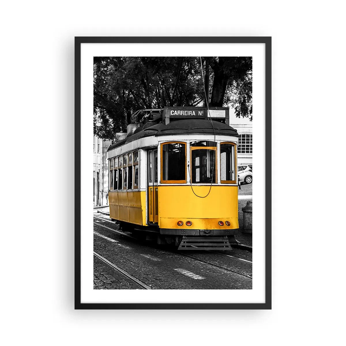 Poster in cornice nera - Un tram giallo su uno sfondo urbano bianco e nero - 50x70cm - Con il fado in sottofondo - Decorazione murale moderna per soggiorno e camera da letto ARTTOR