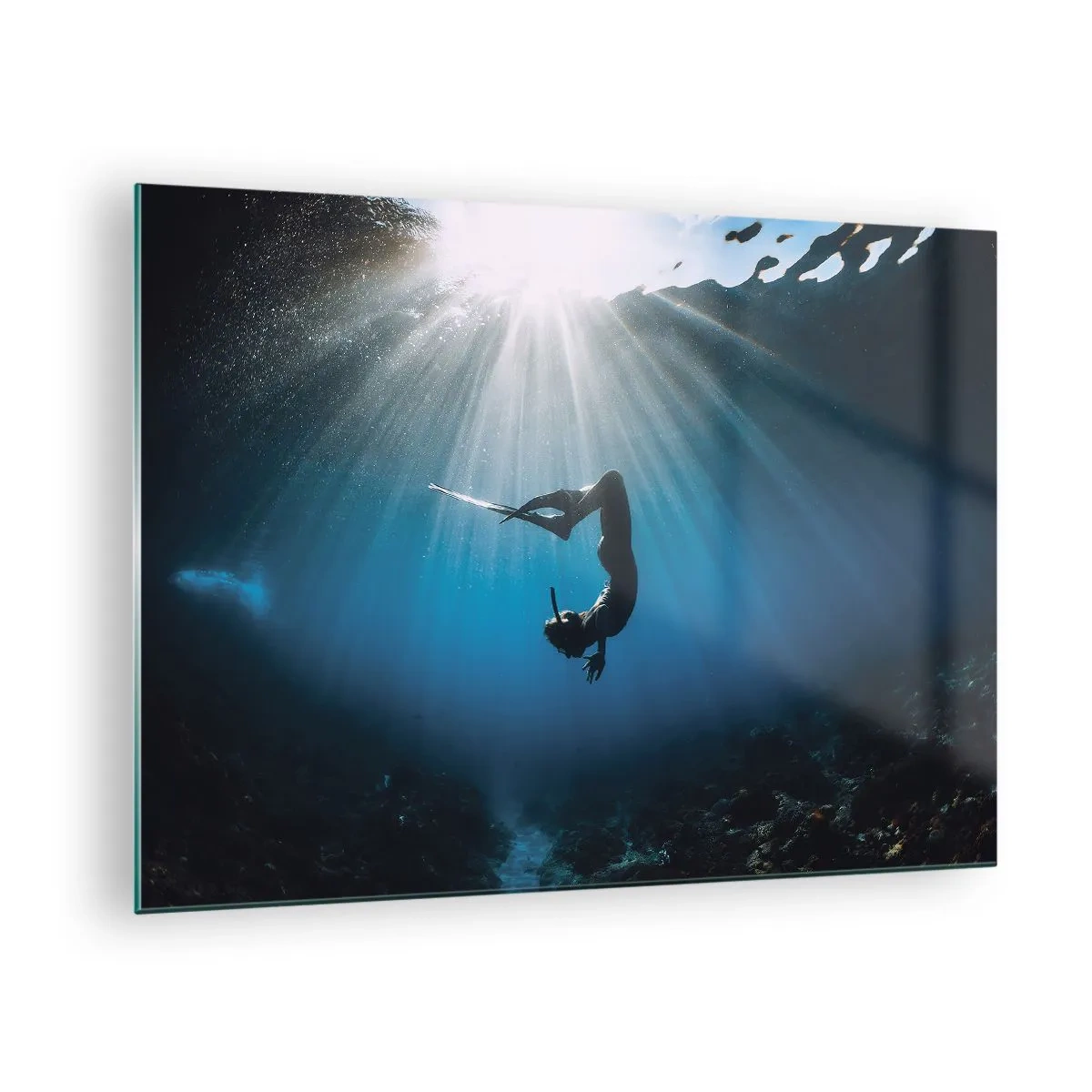 Quadro su vetro - Un subacqueo che si muove sott'acqua sotto i raggi di luce - 70x50cm - Danza subacquea - Decorazione murale moderna per soggiorno e camera da letto ARTTOR