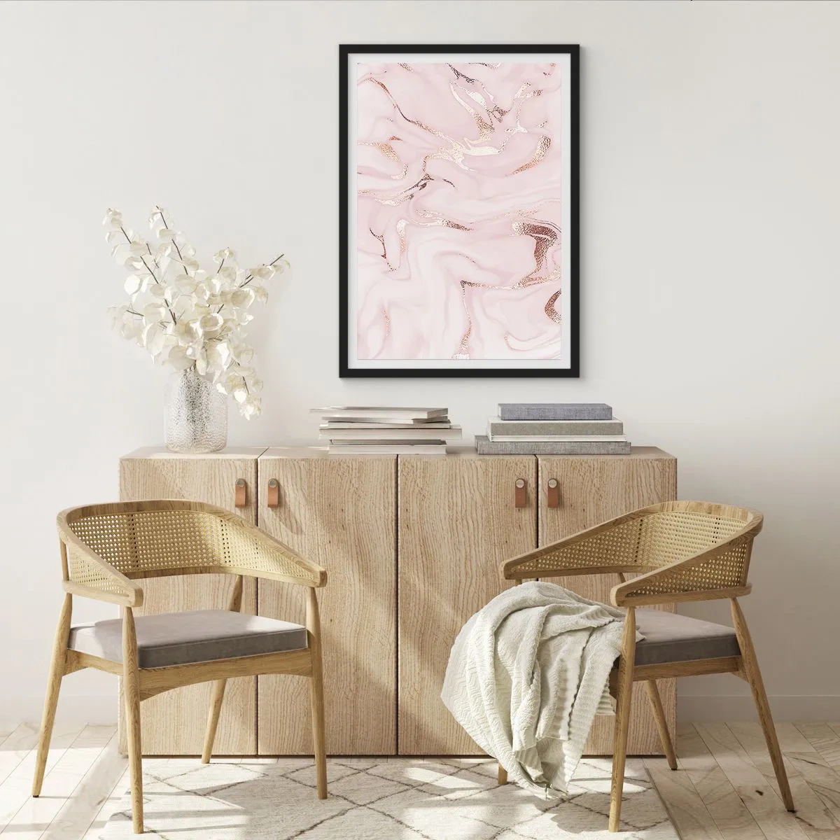 Poster in cornice nera - Elegante motivo marmoreo nei toni del rosa con accenti dorati - 50x70cm - Nella follia rosa - Decorazione murale moderna per soggiorno e camera da letto ARTTOR
