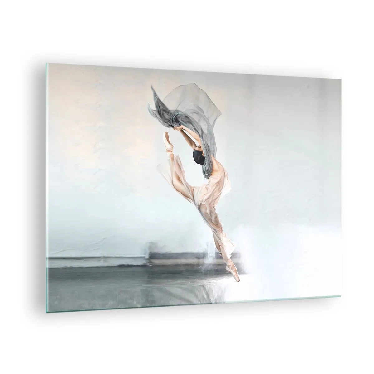 Quadro su vetro - Una ballerina esegue un salto dinamico in una luce soffusa. - 70x50cm - Nell'estasi della danza - Decorazione murale moderna per soggiorno e camera da letto ARTTOR