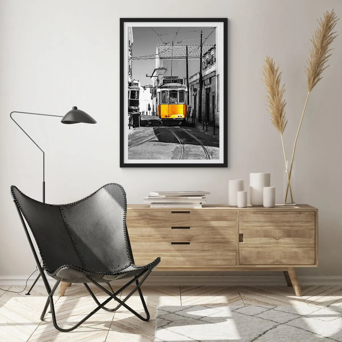 Poster in cornice nera - Un tram giallo per le strade della città in un contesto bianco e nero - 50x70cm - Lo spirito di Lisbona - Decorazione murale moderna per soggiorno e camera da letto ARTTOR